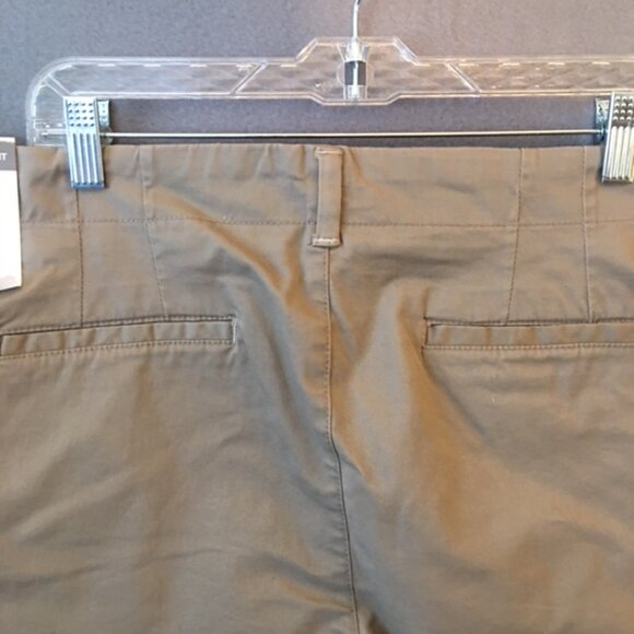 NWT Lee Relaxed Fit cropped pants - khaki colored - 20W - brand new - Picture 5 of 10